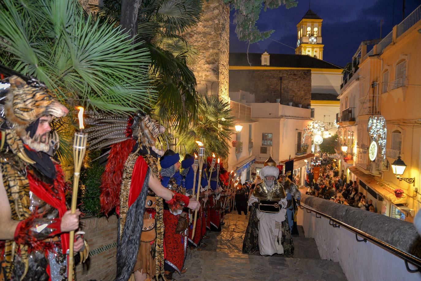 Los Reyes recorrieron a pie las calles del centro de Marbella.