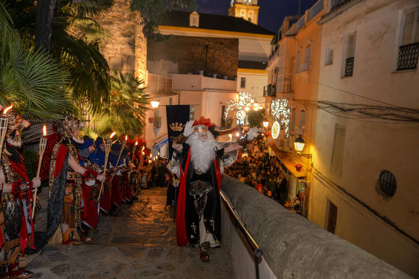 Los Reyes recorrieron a pie las calles del centro de Marbella.