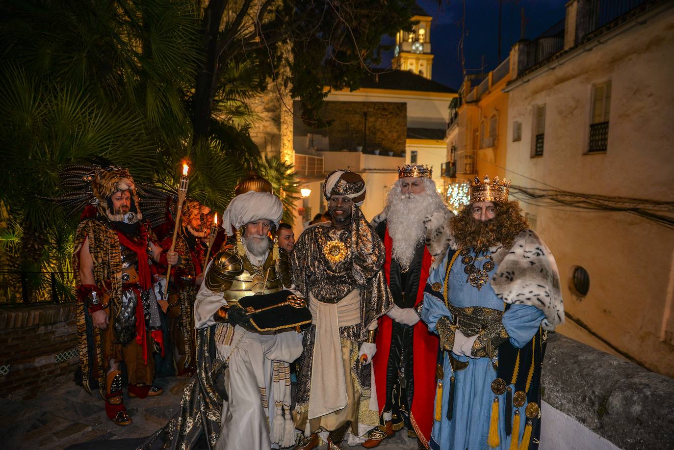 Los Reyes recorrieron a pie las calles del centro de Marbella.