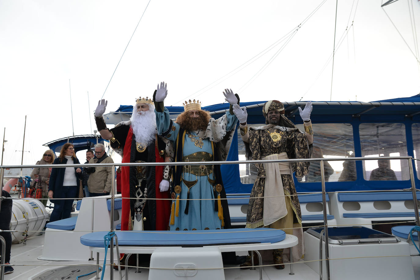 Los Reyes recorrieron a pie las calles del centro de Marbella.