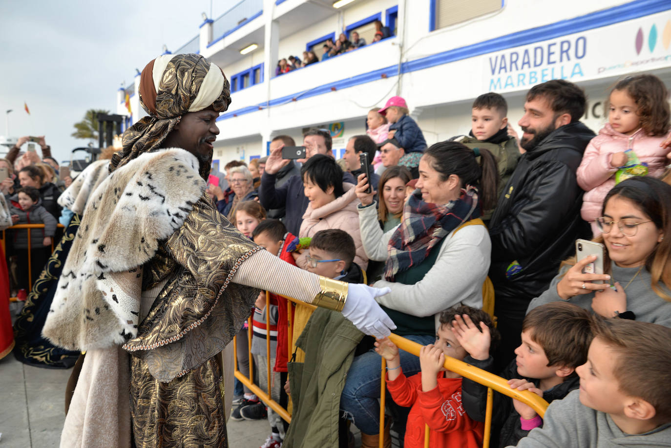 Los Reyes recorrieron a pie las calles del centro de Marbella.