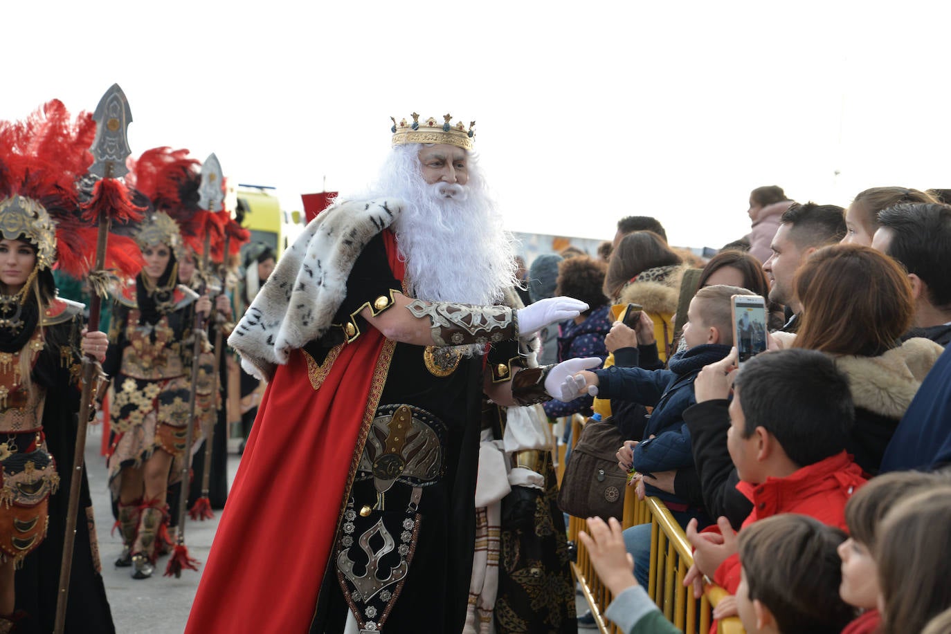 Los Reyes recorrieron a pie las calles del centro de Marbella.