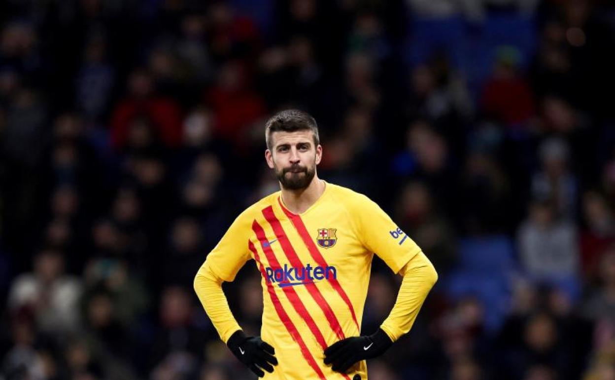 Gerard Piqué, durante el partido contra el Espanyol en Cornellà. 