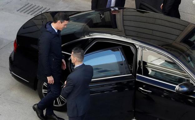 Pedro Sánchez abandona el Congreso tras perder la primera votación. 