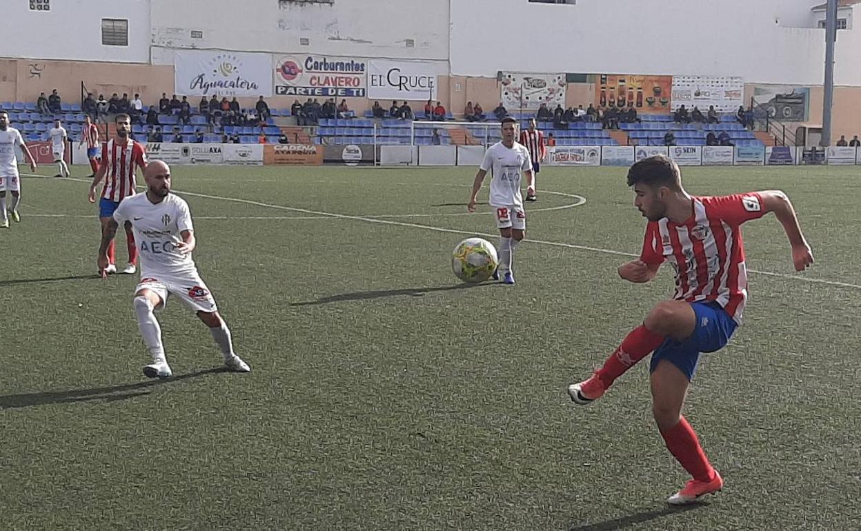 El visitante Sergio, ayer frente al goleador del Vélez, Vergara.