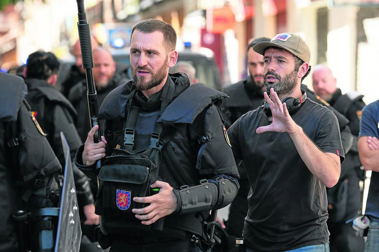 Sorogoyen da instrucciones a Raúl Arévalo, que interpreta a un agente de la Unidad de Intervención Policial, conocidos por los antidisturbios.