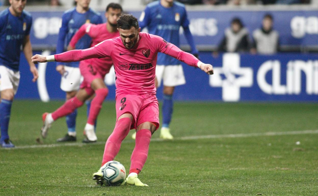 Sadiku, en el momento del golpeo para marcar el gol del empate del Málaga ante el Oviedo.