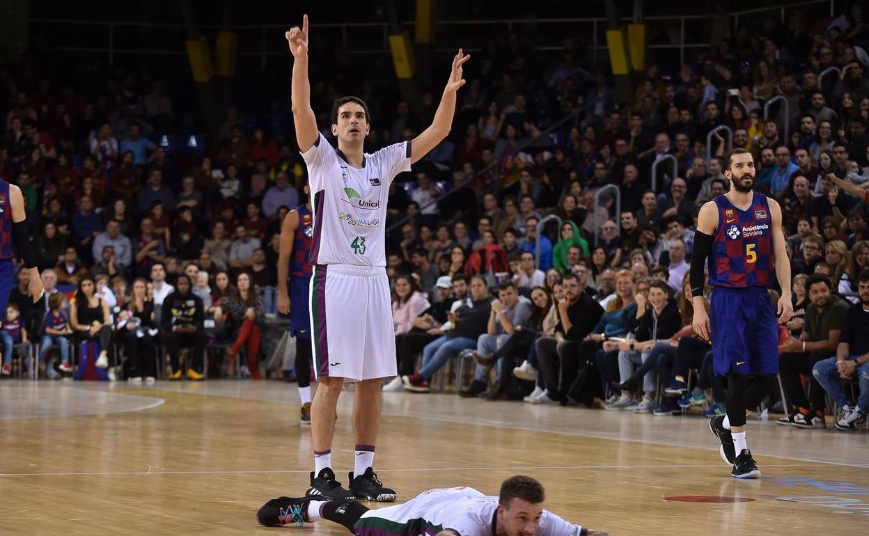 Suárez y Adams, este en el suelo, durante el partido ante el Barcelona. 