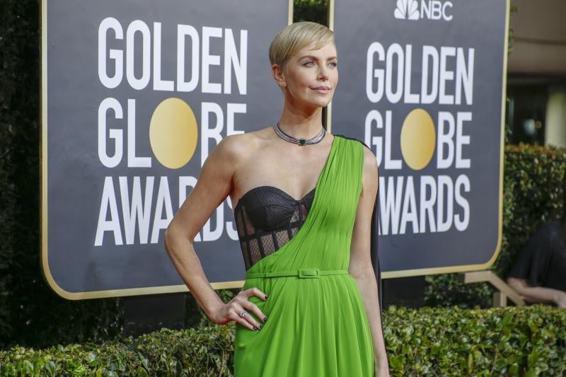 Charlize Theron es la más arriesgada de la noche de los Globos de Oro con un vestido bicolor verde flúor