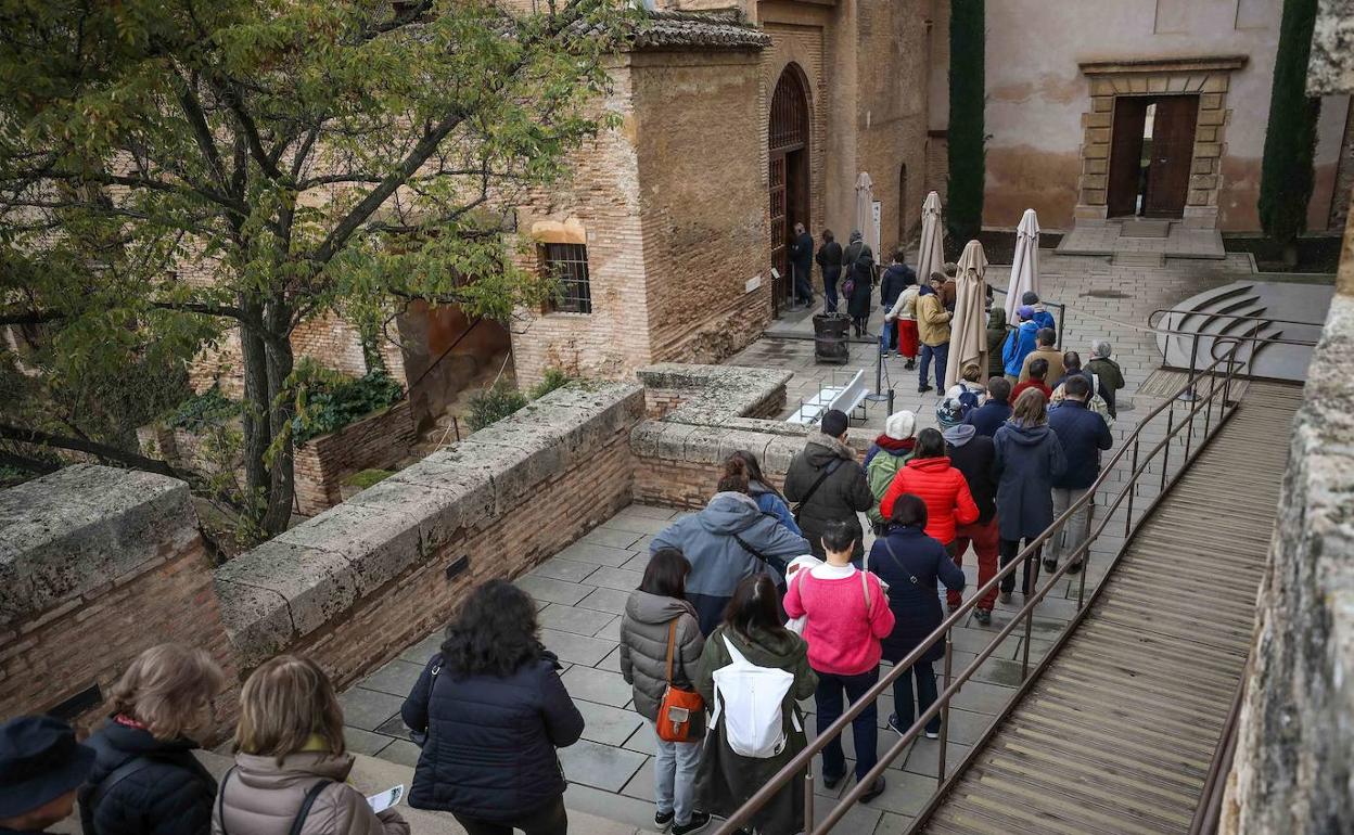 Las habituales colas para entrar en La Alhambra, en una imagen de archivo.