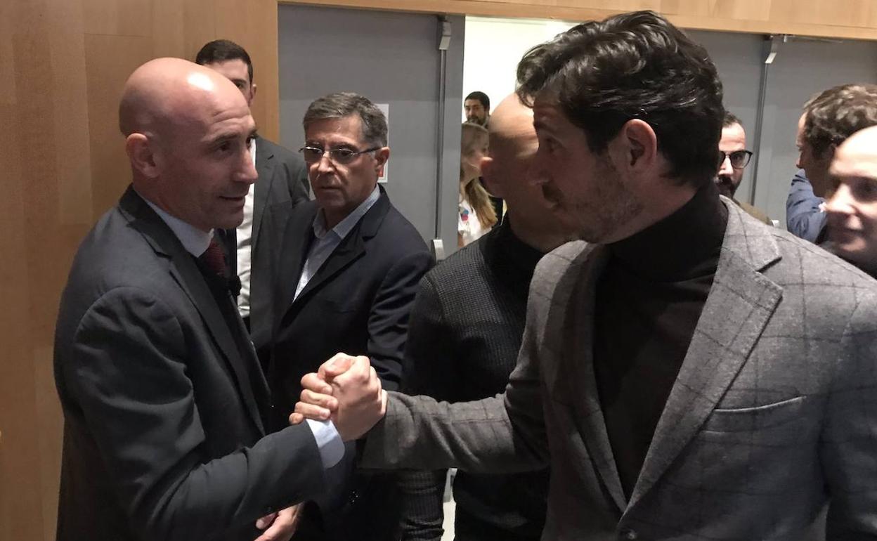 Luis Rubiales, a la izquierda, saluda a Víctor en un encuentro reciente en Málaga.