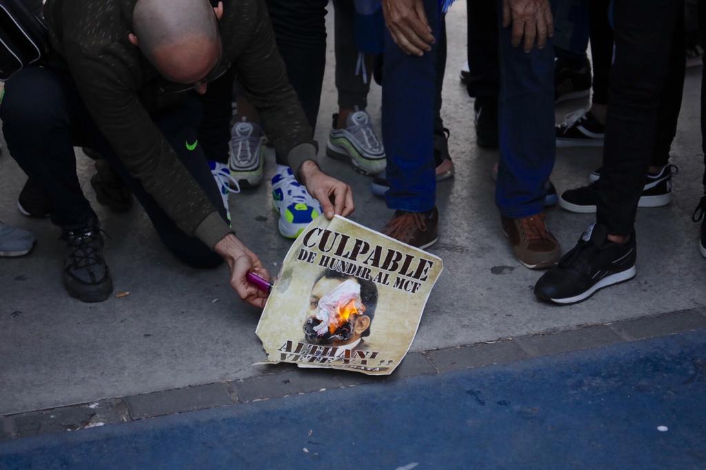 Algunos asistentes quemaron un cartel con la cara del presidente del Málaga, Abdullah Al-Thani.