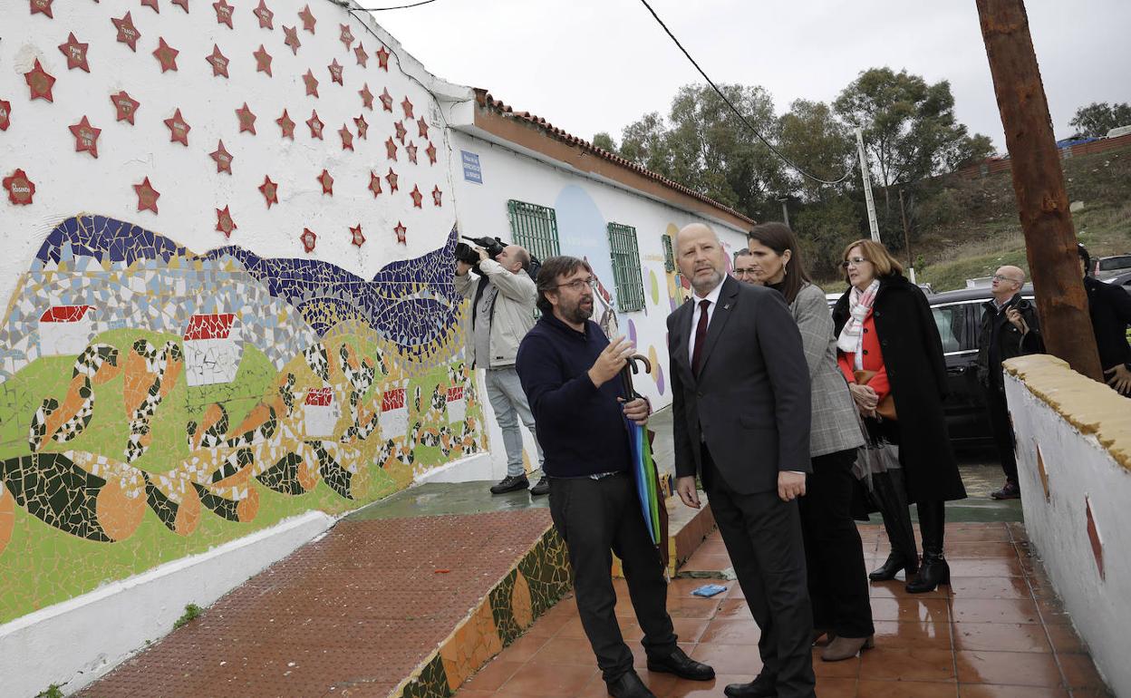 Imbroda anunció este plan durante su visita al colegio de Los Asperones, uno de los incluidos en este programa. 