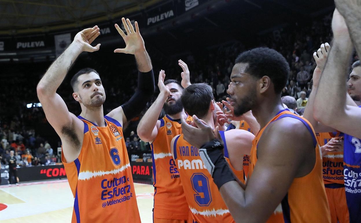 Los jugadores del Valencia celebran la victoria ante el Alba Berlín. 