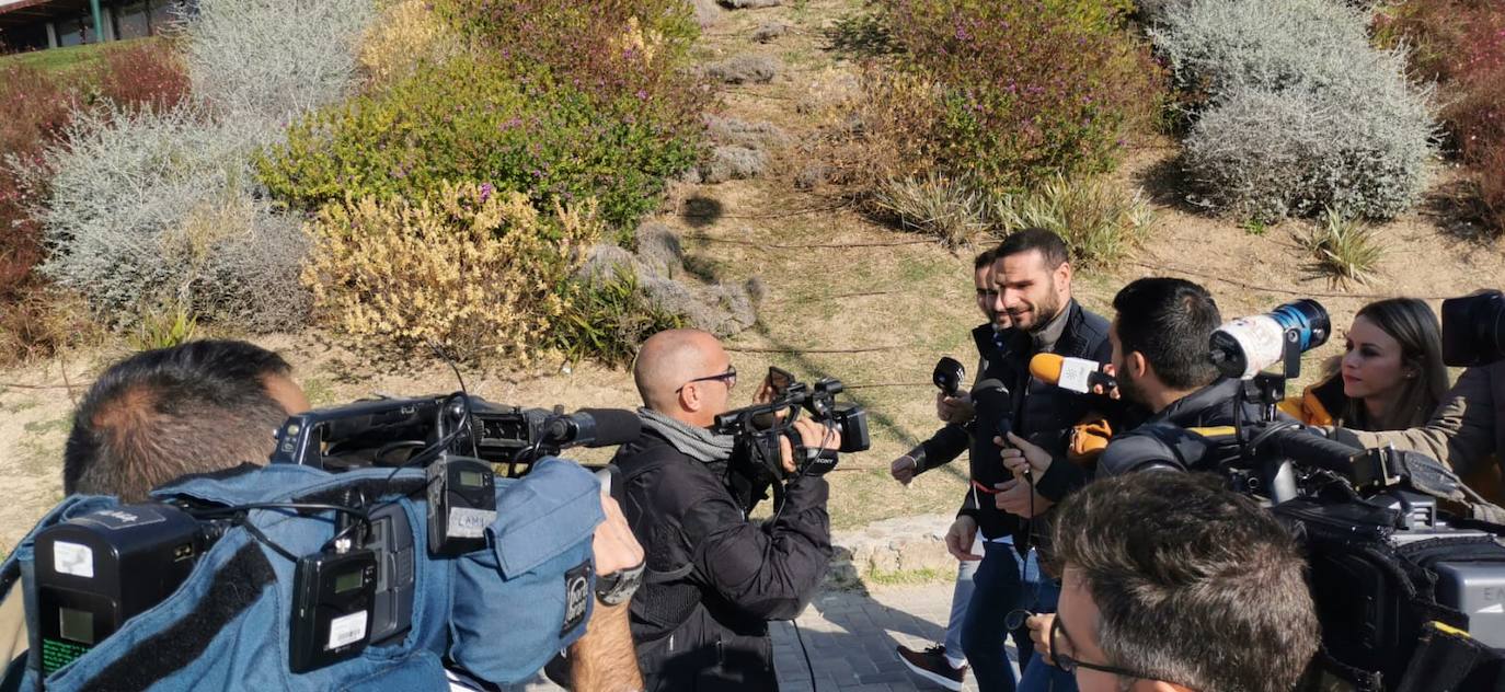 Imágenes de los jugadores del Málaga a la llegada y a la salida del entrenamiento de hoy en el estadio de atletismo. 