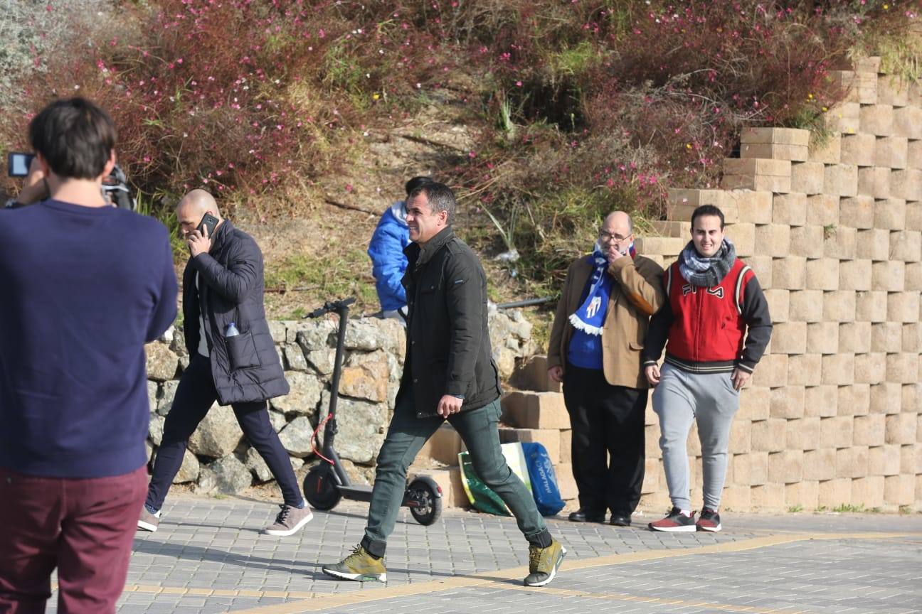 Imágenes de los jugadores del Málaga a la llegada y a la salida del entrenamiento de hoy en el estadio de atletismo. 