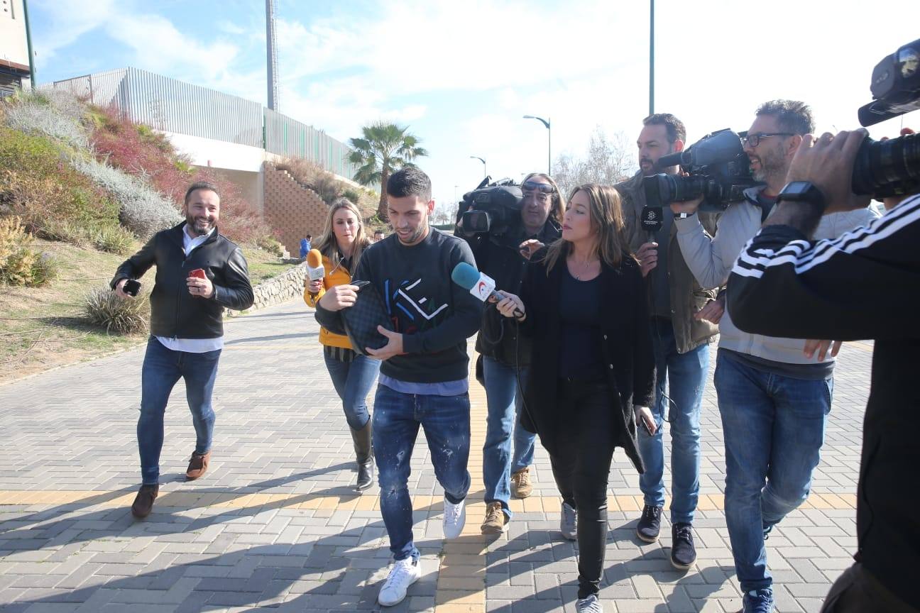 Imágenes de los jugadores del Málaga a la llegada y a la salida del entrenamiento de hoy en el estadio de atletismo. 