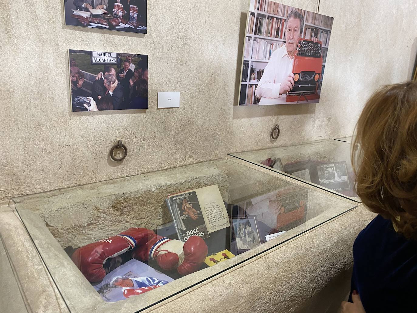 Fotos: Rincón de la Victoria rinde homenaje a Manuel Alcántara con una escultura y una cerámica