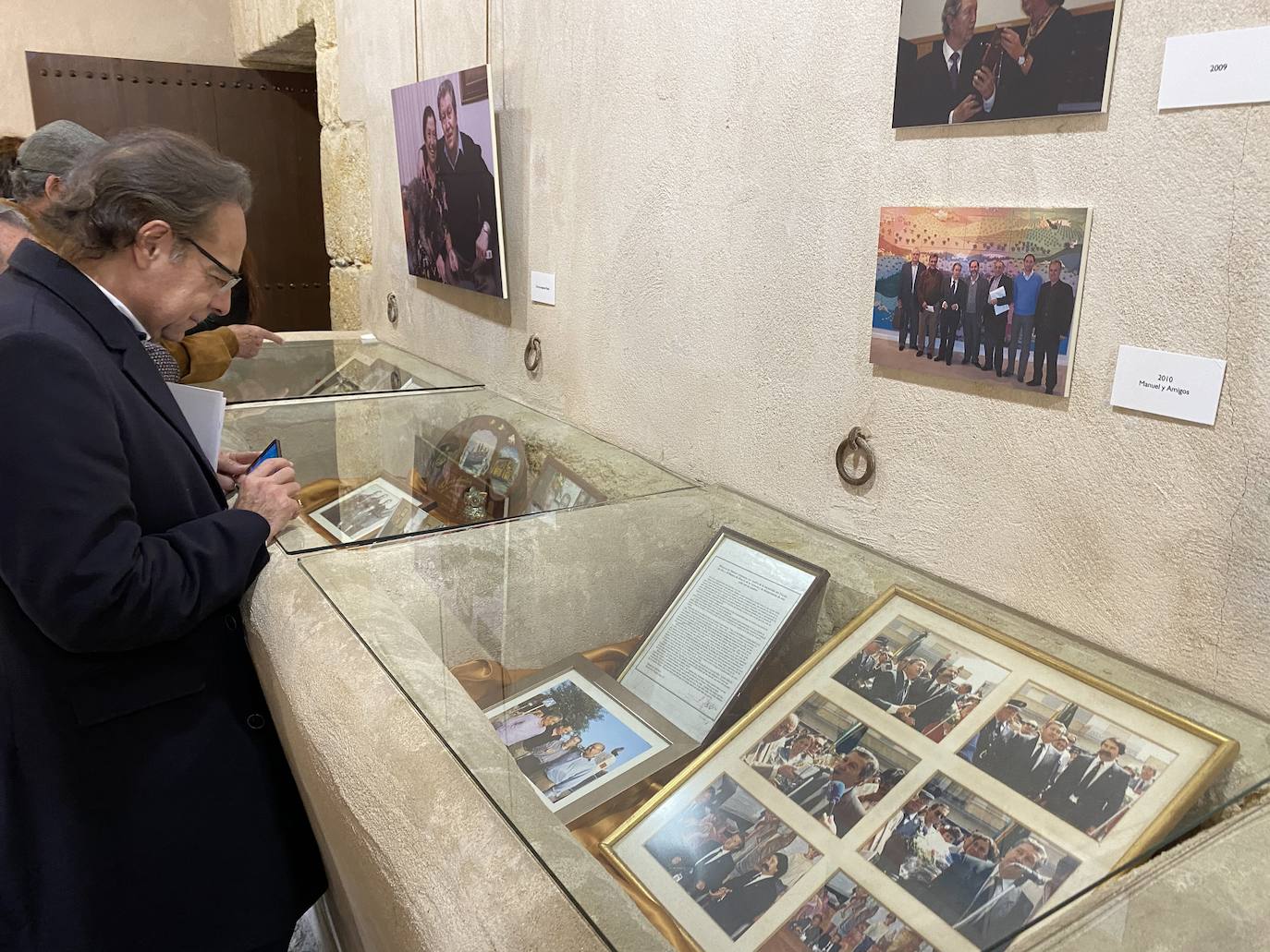 Fotos: Rincón de la Victoria rinde homenaje a Manuel Alcántara con una escultura y una cerámica