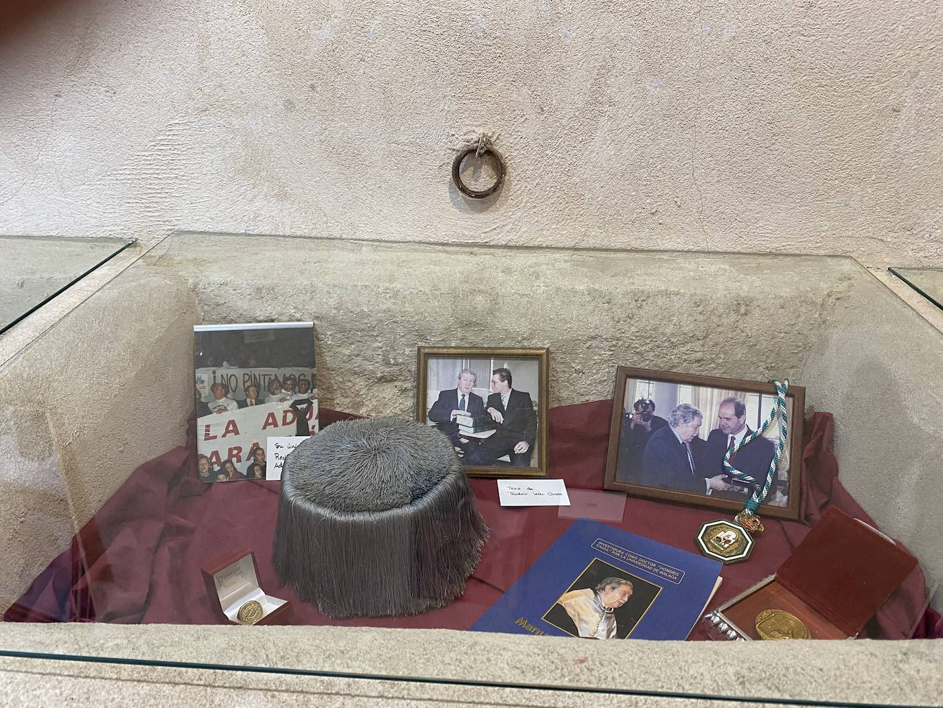 Fotos: Rincón de la Victoria rinde homenaje a Manuel Alcántara con una escultura y una cerámica