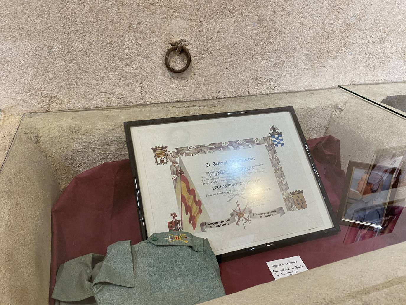 Fotos: Rincón de la Victoria rinde homenaje a Manuel Alcántara con una escultura y una cerámica