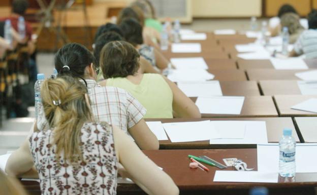 Imagen de archivo de opositores en un examen.