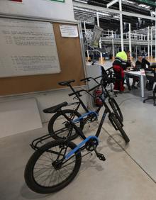 Imagen secundaria 2 - El centro logístico recibe el producto, lo almacena y lo envía a los clientes. La rehabilitación respetó la estructura original. Los empleados se mueven en bicicleta. 