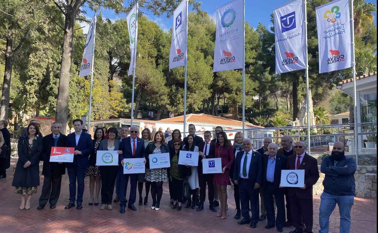 Foto de familia de los asistentes al acto del 61 aniversario del descubrimiento de la gruta nerjeña. 