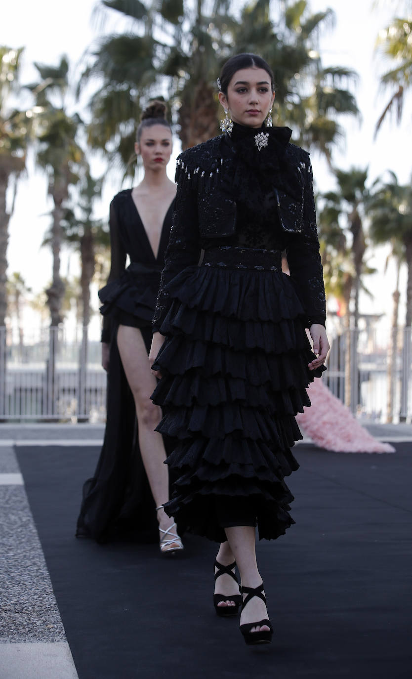 Apuesta en negro, con falda de volantes y chaqueta torera, de F de Frank.