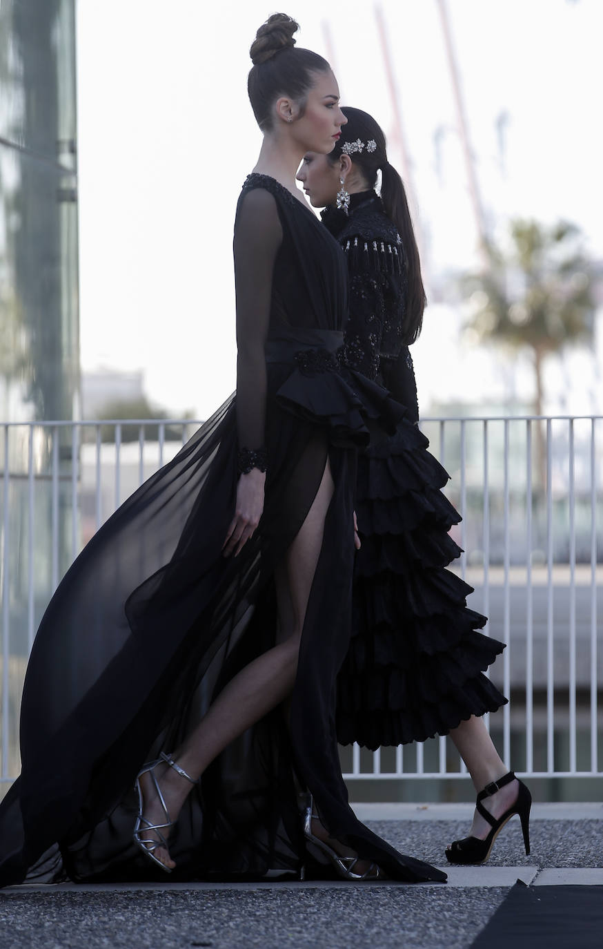 Diseño en negro con maxi abertura y escote en V de Jorge Sánchez.