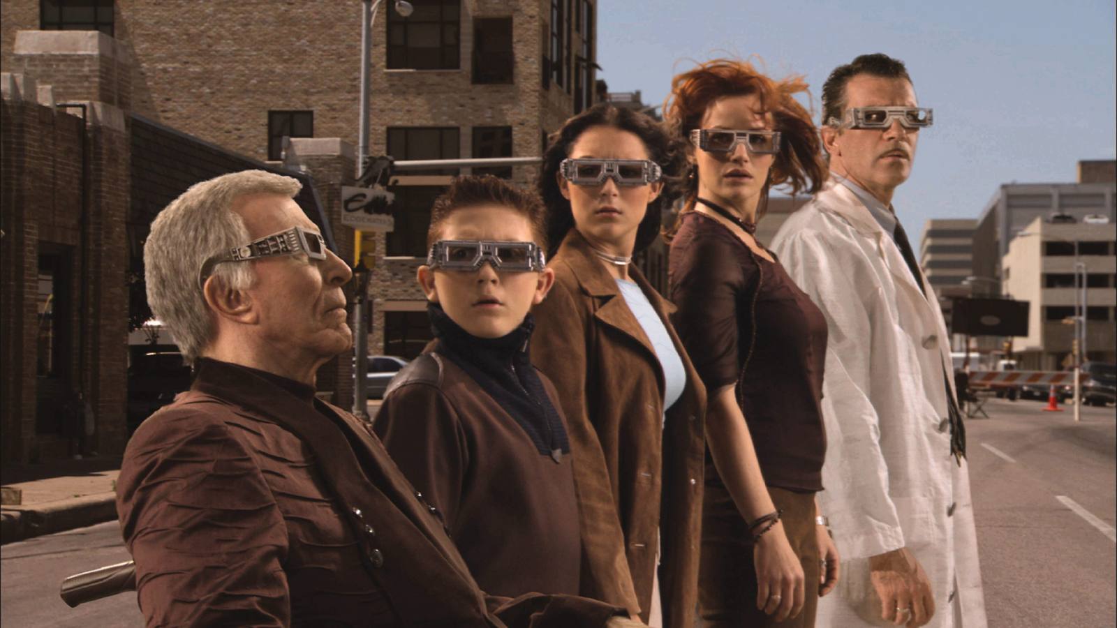 Ricardo Montalbán, Daryl Sabara, Alexa Vega, Carla Gugino y Antonio Banderas (de i a d), en una escena de la película 'Spy kids 3' (2003)