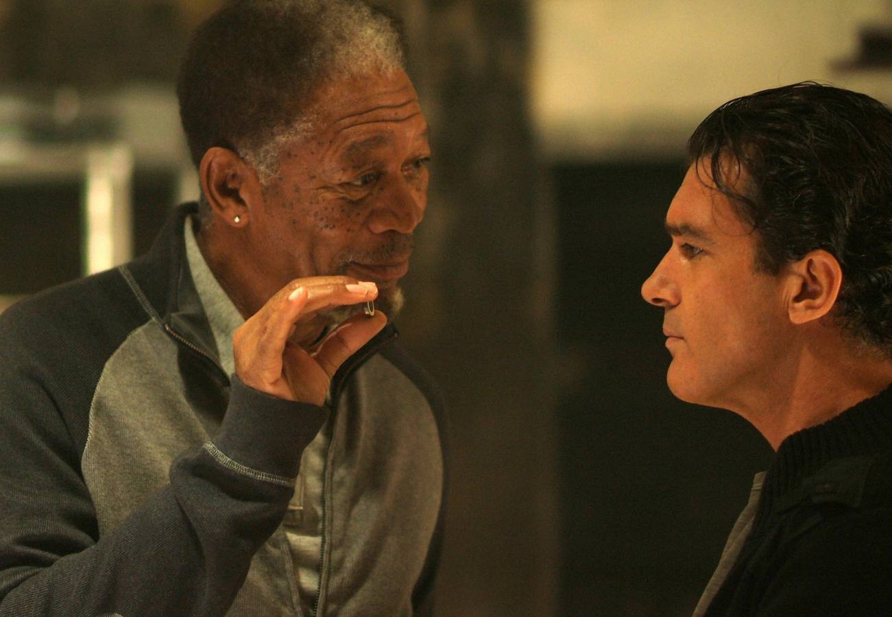 Antonio Banderas y Morgan Freeman (i), en una escena de la película "The Code" (2009)