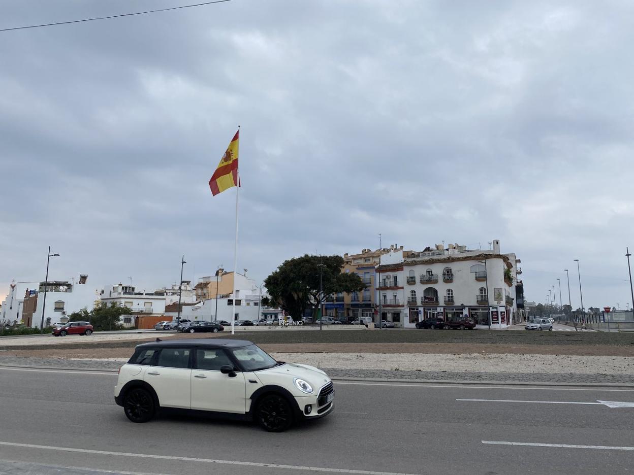 La rotonda da acceso a la barriada de El Ingenio. 