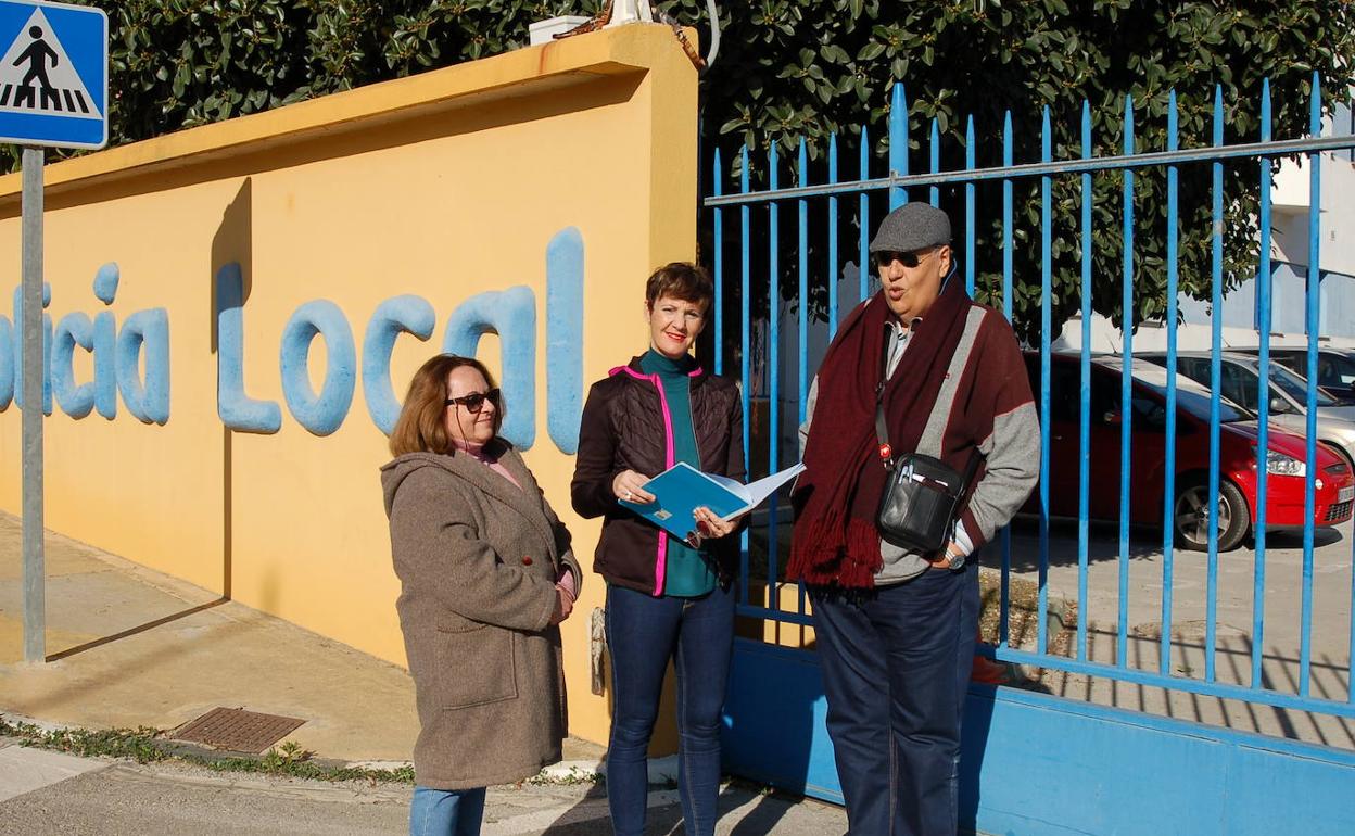 La portavoz socialista a las puertas de la Jefatura 