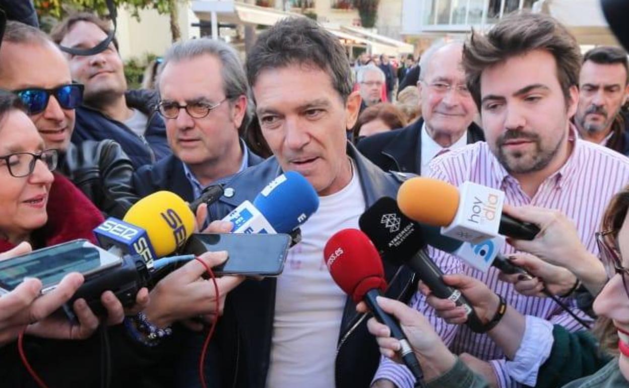 Banderas atiende a la prensa, hoy en Málaga 