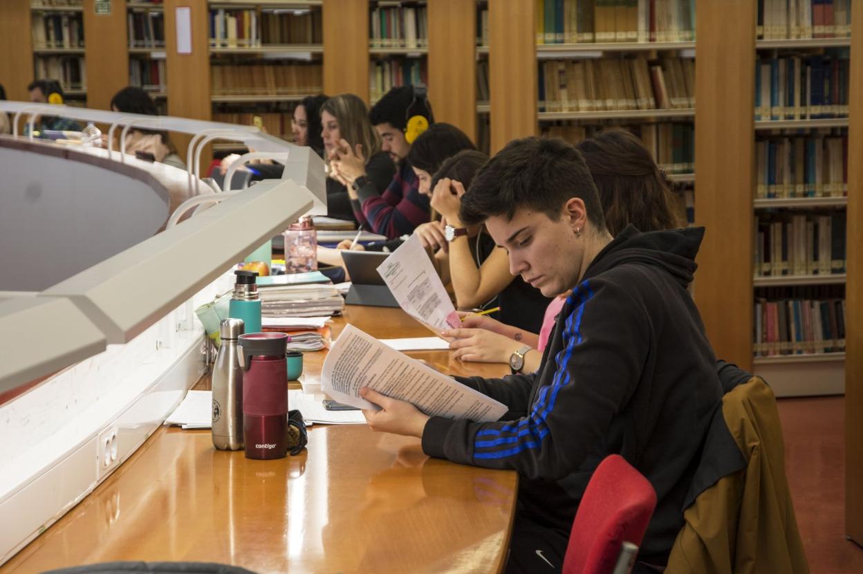 Alumnos estudiando en la biblioteca de la Facultad de Derecho.