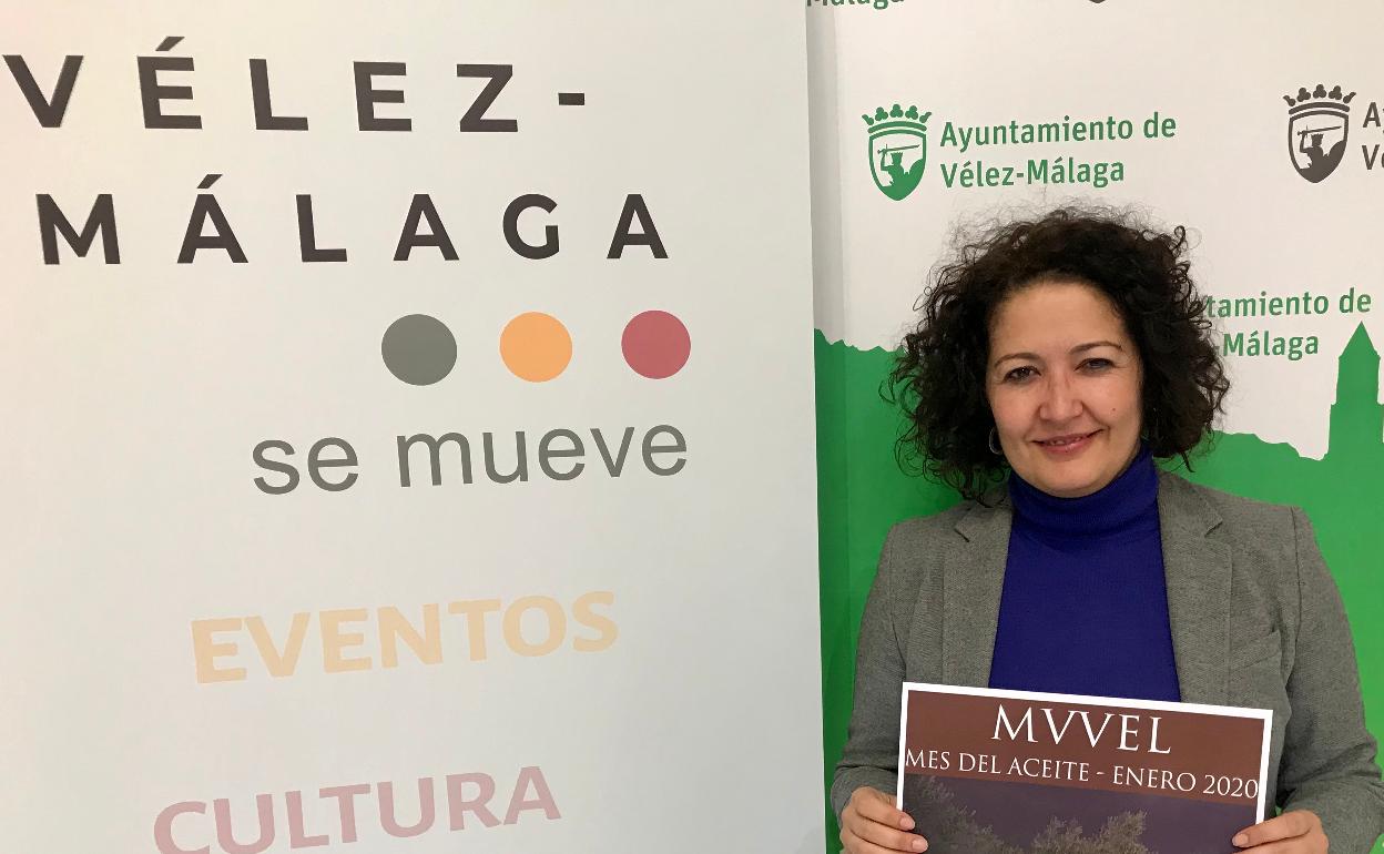 La edil de Cultura, Cynthia García, con un cartel de la exposición. 