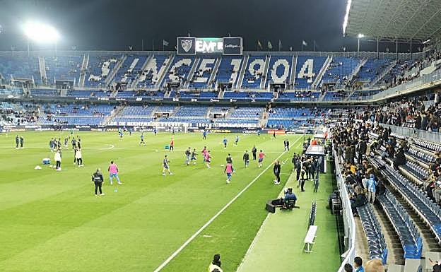 Aspecto del Fondo Sur desierto poco antes del comienzo del partido. 