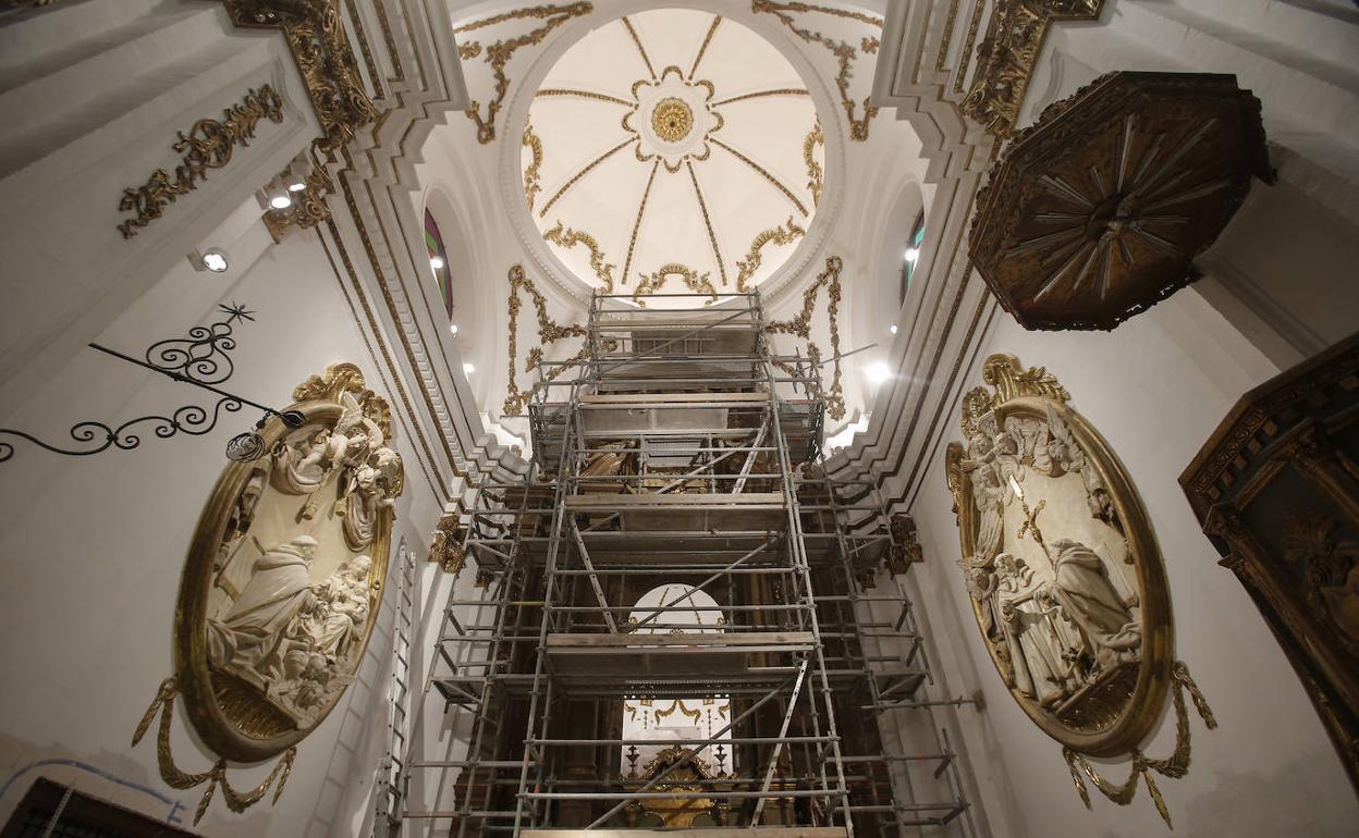 Aspecto del altar mayor de la iglesia, donde aún queda por finalizar la limpieza del retablo. 