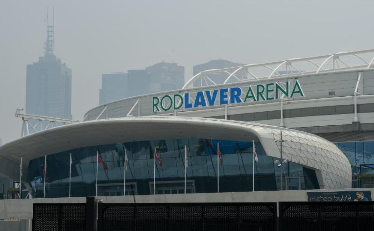 Una neblina de humo procedente de los incendios se cierne sobre el Rod Laver Arena. 