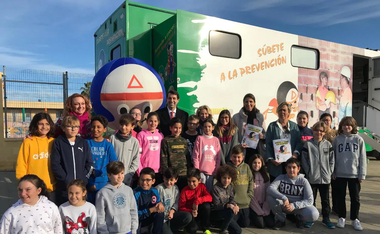 El autobús de la prevención ha comenzado su andadura en el CEIP Carmen de Burgos. 