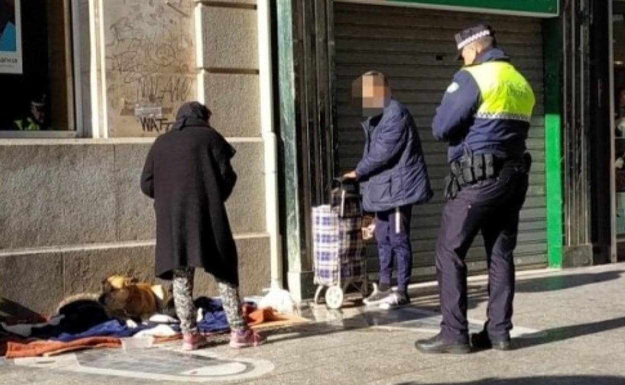 La policía levanta acta con el perro en tumbado a los pies de sus dueños