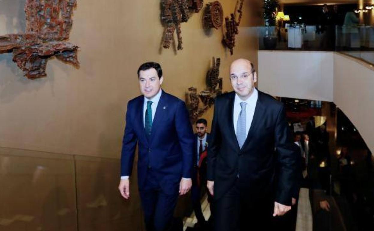 El presidente de la Junta de Andalucía, Juanma Moreno (i), junto al ministro de Estado, de la Economía y de la Transición Digital de Portugal, Pedro Siza, con quien ha mantenido un encuentro momentos antes de la inauguración del Foro Empresarial Andalucía -Portugal 2020, en Lisboa
