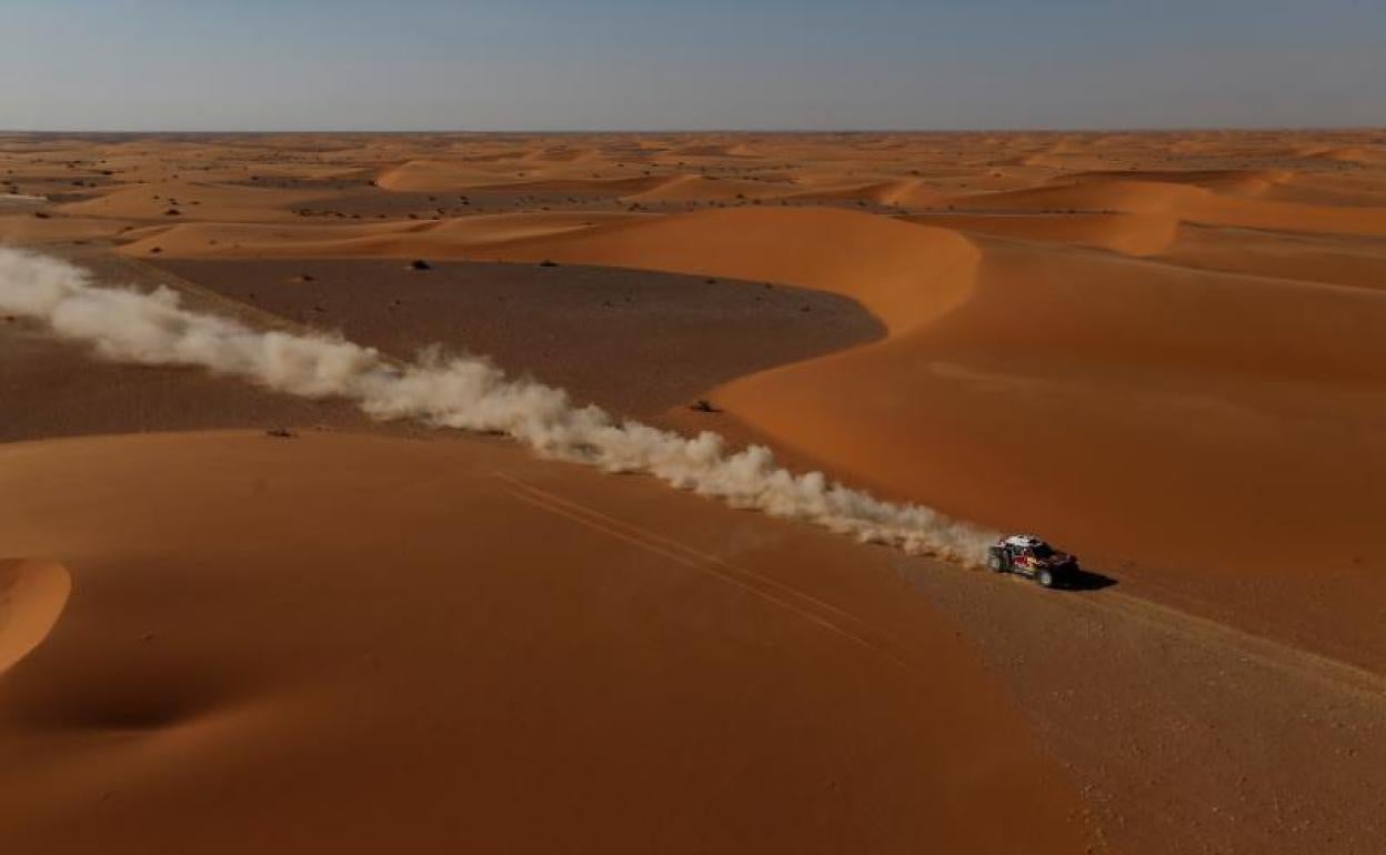 El coche de Carlos Sainz, durante la etapa en el Dakar.