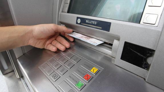 Detenido por quedarse con 825 euros que alguien olvidó en un cajero automático