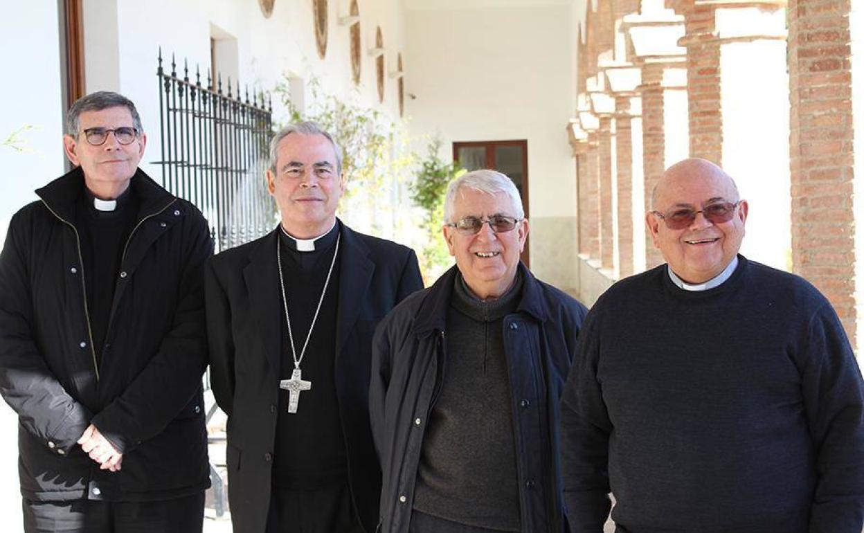 El Obispo, con los nuevos capellanes de Su Santidad. 