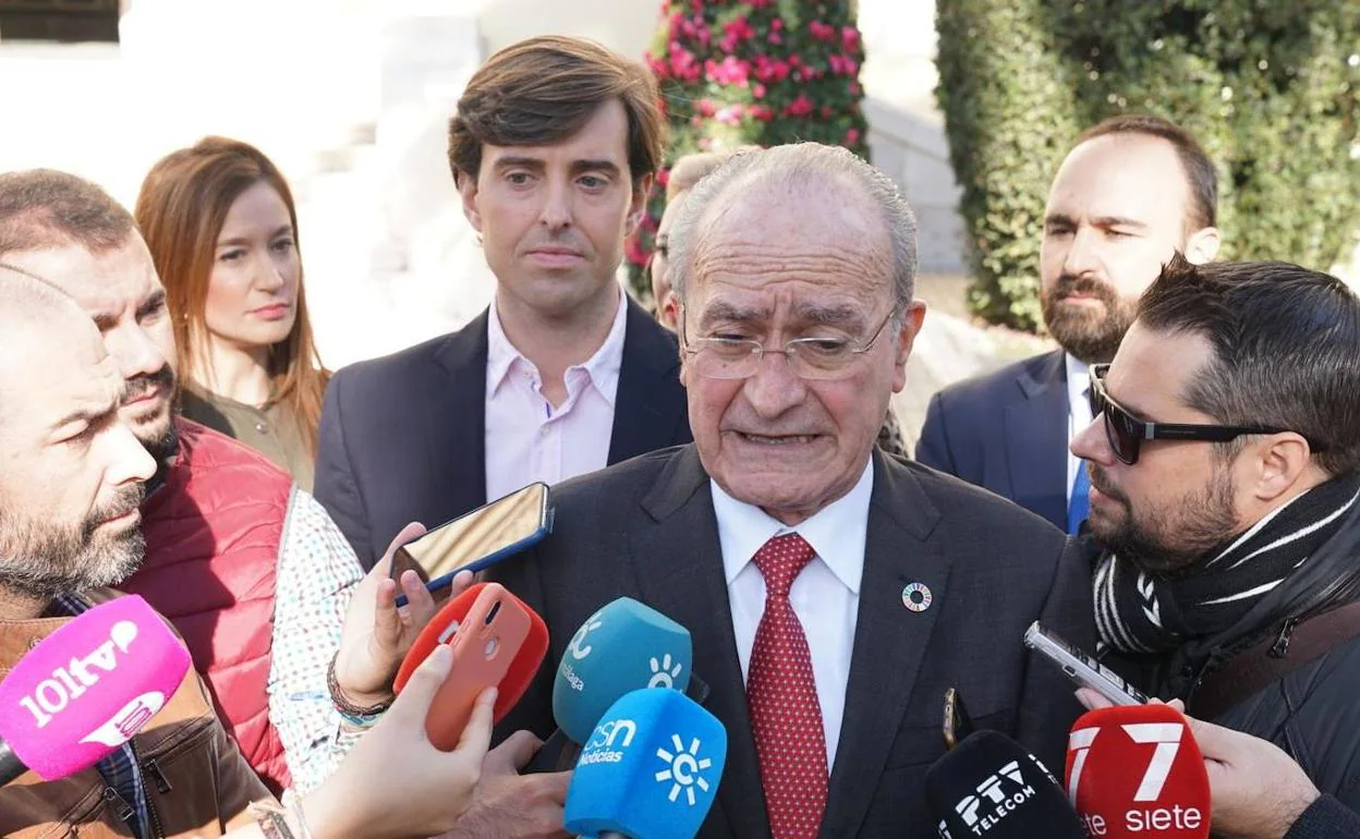 De la Torre y detrás Montesinos, a las puertas del Ayuntamiento tras la reunión.