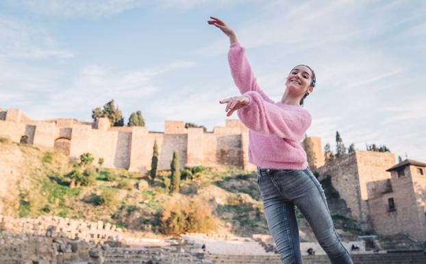 Irene Estévez, única bailarina española que estudia en la Escuela del Bolshói, posa a los pies del Teatro Romano. 