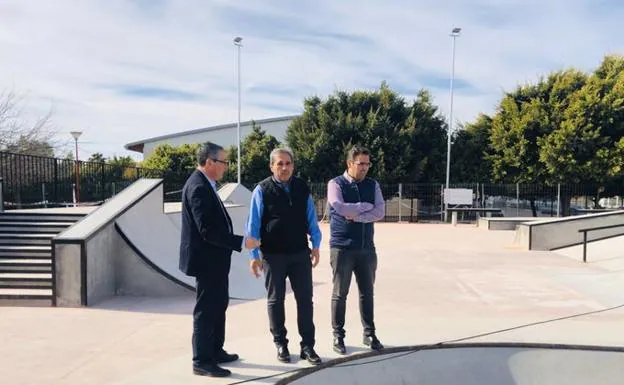 El alcalde de Rincón de la Victoria, Francisco Salado, en una visita reciente al nuevo Skate Park del municipio
