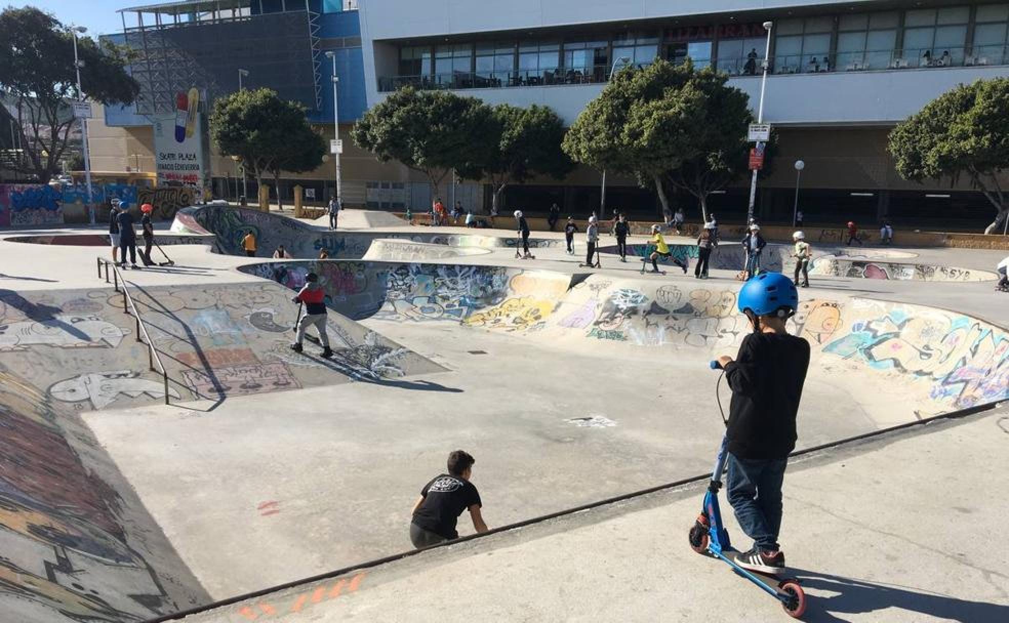 Niños disfrutan del Skatepark plaza Ignacio Echeverría de Fuengirola. 